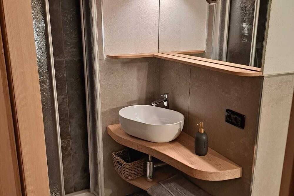 Entire apartment, Gorgeous wooden attic room with wonderful view of Lake Auronzo in Auronzo di Cadore, Sexten Dolomites