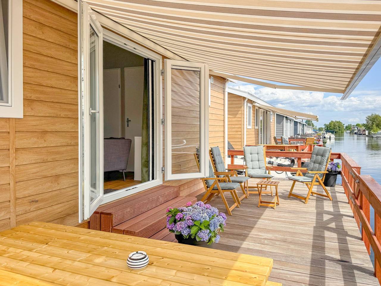 Modern chalet aan het water, met airco en terras in Breukelen, Groene Hart