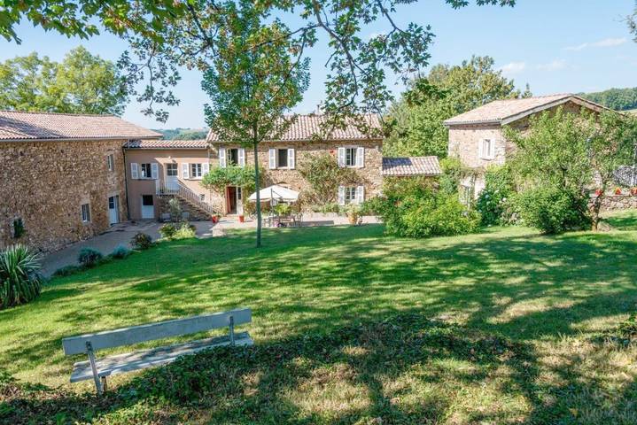 Chambre d’hôte pour 2 personnes, avec Balcon et Jacuzzi ainsi que Terrasse et Jardin à Montredon-Labessonnié
