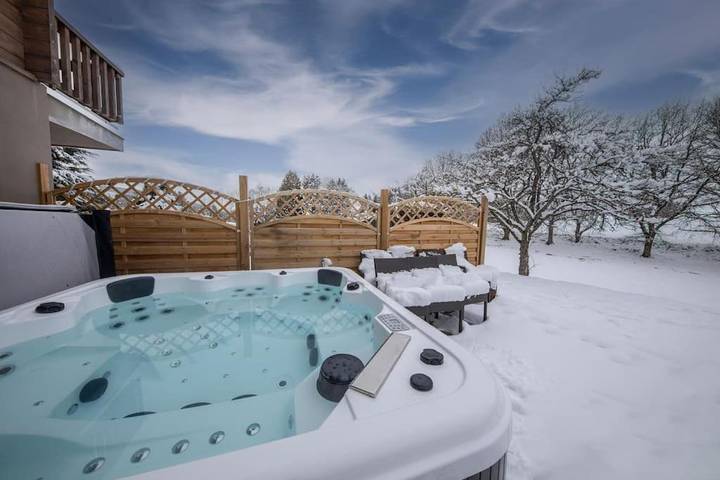 Chalet pour 14 personnes, avec sauna ainsi que jardin et jacuzzi, adapté aux familles