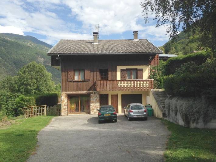 Maison de campagne pour 10 personnes, avec jardin et vue, animaux acceptés à Villarlurin