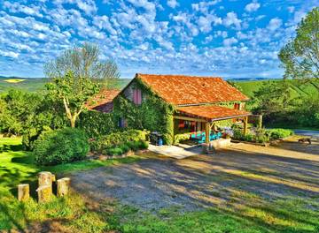 Gîte pour 10 personnes, avec balcon et jardin à Compeyre