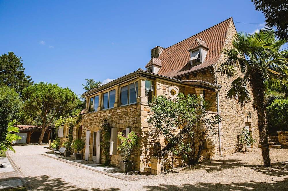 Maison de caractère  climatisée, jardin, piscine chauffée, salle de jeux billard in Sarlat-la-Canéda, Périgord Noir
