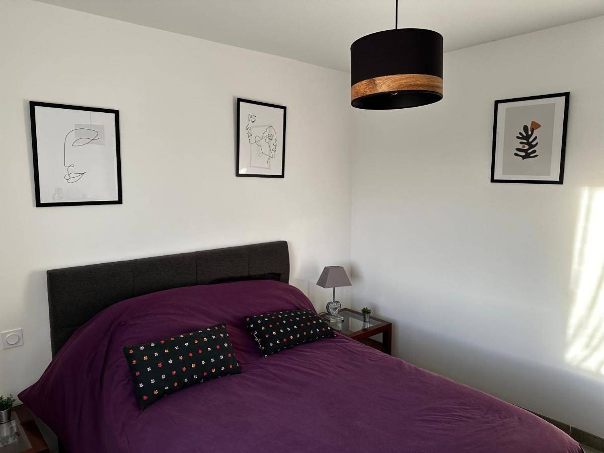 Appartement entier, One-Bedroom Apartment in Halsou, Région de Bayonne