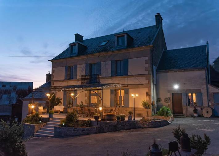 Location de vacances pour 4 personnes, avec terrasse ainsi que vue et jardin à Domeyrot