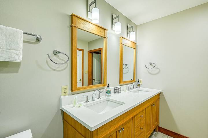 Vacation rental for 14 people, with hot tub and balcony in Northern Virginia