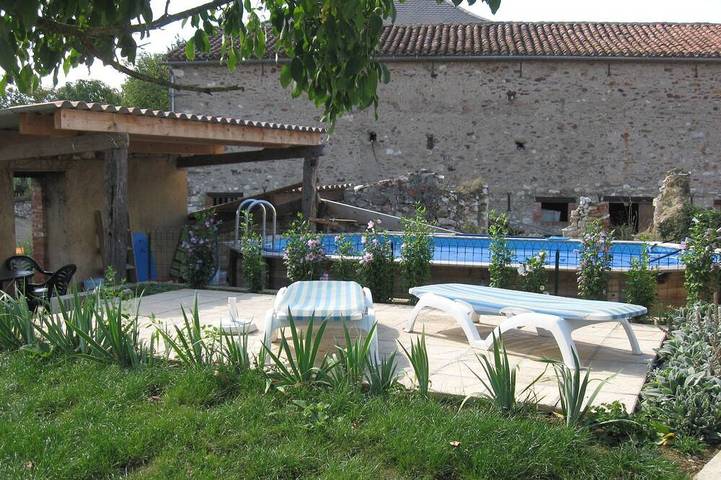Gîte pour 5 personnes, avec terrasse ainsi que piscine et jardin