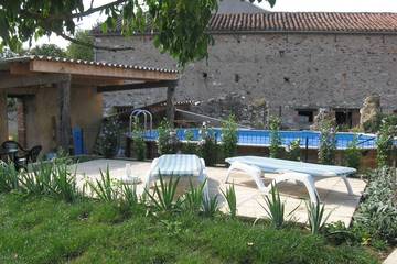 Gîte pour 5 personnes, avec piscine ainsi que jardin et terrasse à Valderiès