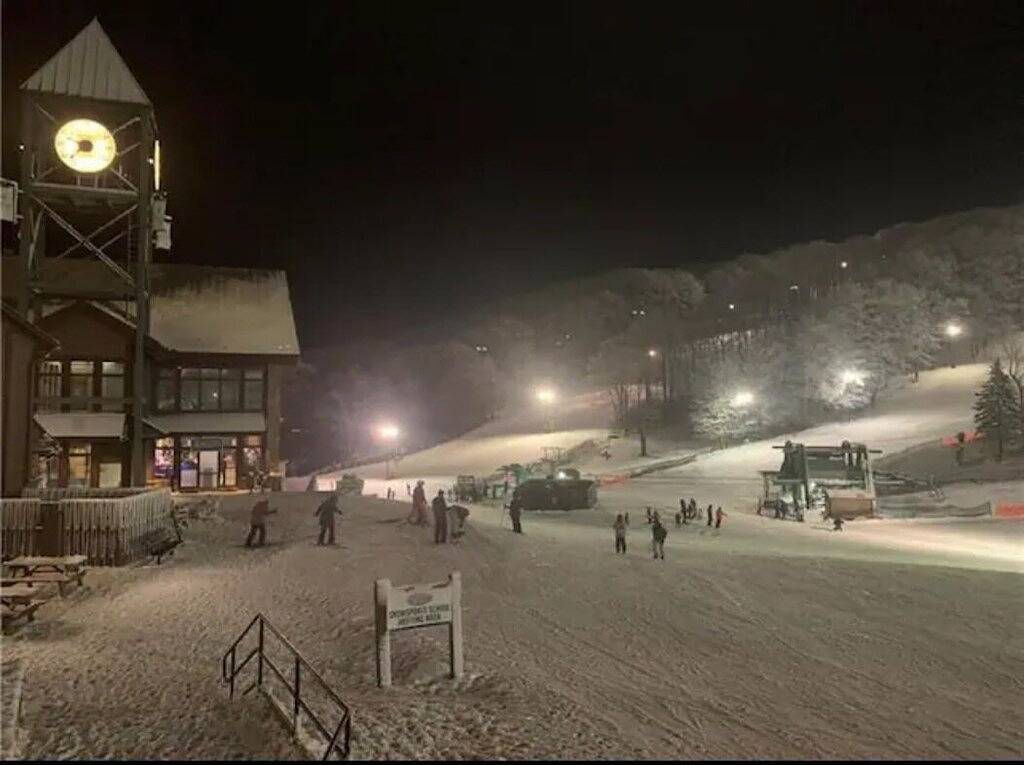 Charming Getaway Hidden Valley 4Br+3Bath Hot Tub in Hidden Valley, Pennsylvania