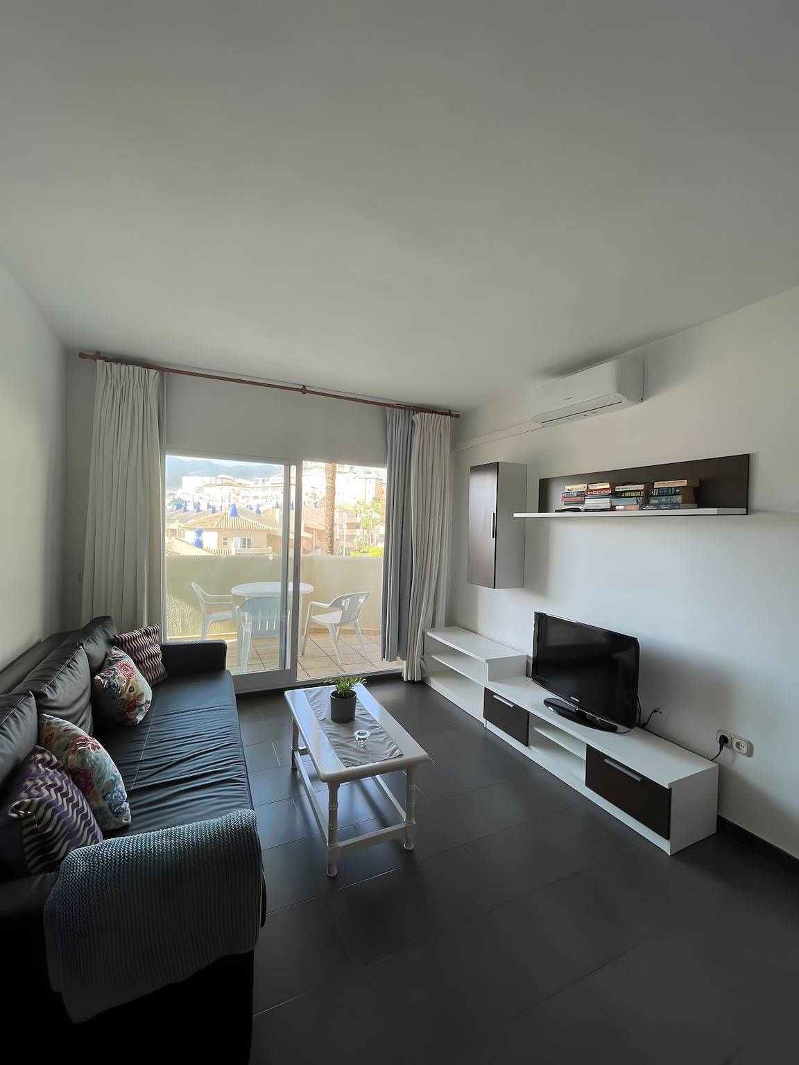 Appartement entier, Appartement 'Santi' avec piscine partagée, Wi-Fi et climatisation in Benalmádena Costa, Benalmádena