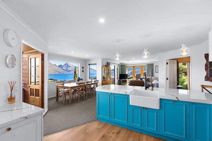 Holiday home for 6 people, with garden and balcony as well as hot tub in Queenstown