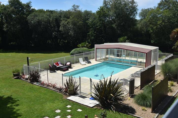 Location de vacances pour 4 personnes, avec Terrasse ainsi que Jardin et Piscine à Saint-Thois