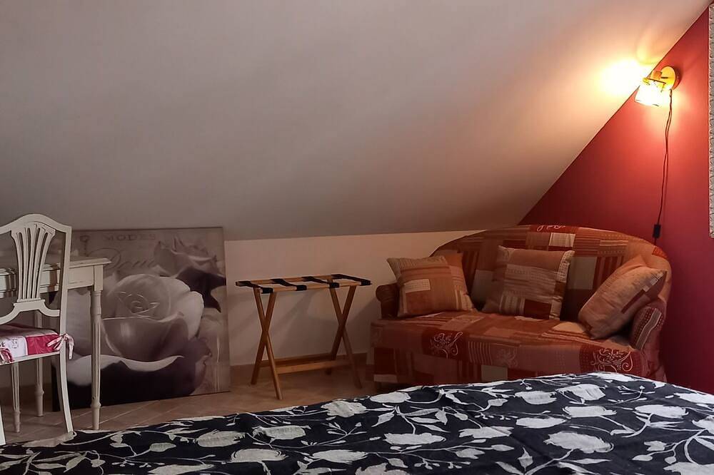 Colibri is a room on the 1st floor for 2 people with its own entrance, in Les Ulmes, Valle del Loira