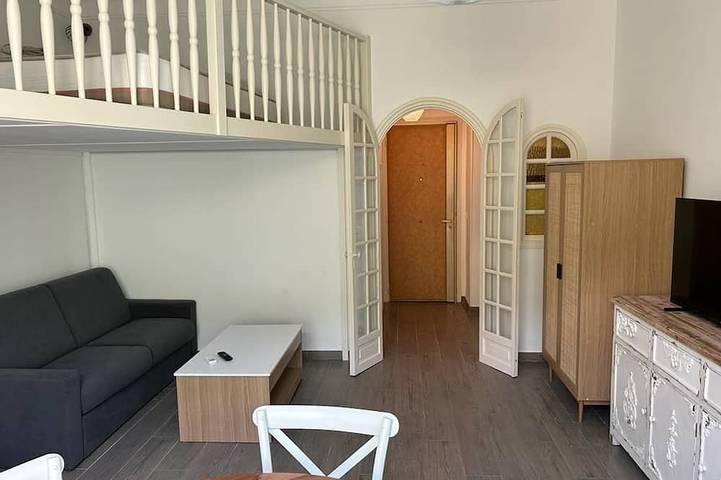 Apartamento entero, Appartement Proche mer Refait à Neuf Avec Mezzanine in Menton, Costa mediterránea (Francia)