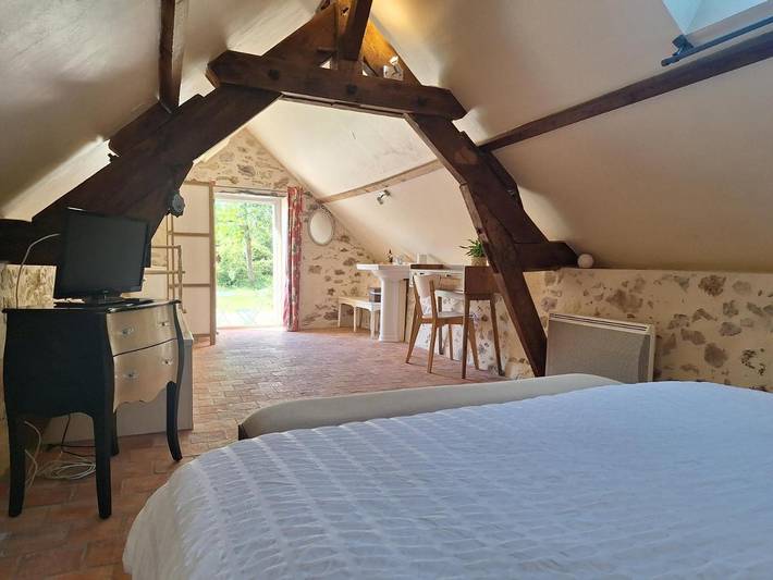 Gîte pour 2 personnes, avec jardin et piscine ainsi que terrasse et vue à Blaison-Gohier - 3