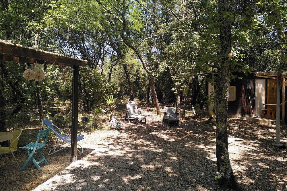 Chalet et caravanes dans un espace boisé privatif de 1 000 m² in Lecques, Région de Nîmes