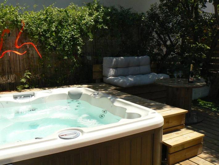 Chalet pour 4 personnes, avec jacuzzi ainsi que terrasse et jardin