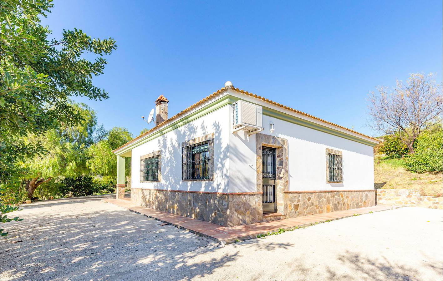 90 qm Apartment mit AC, Parkplatz, Terrasse & Seeblick in Ubrique, Pueblos Blancos