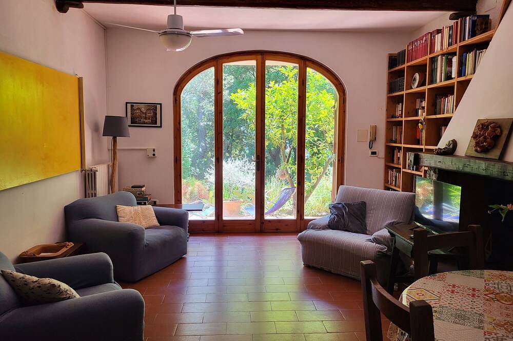 Sandra and Lucia's home in an oasis of peace in Quercianella, Livorno