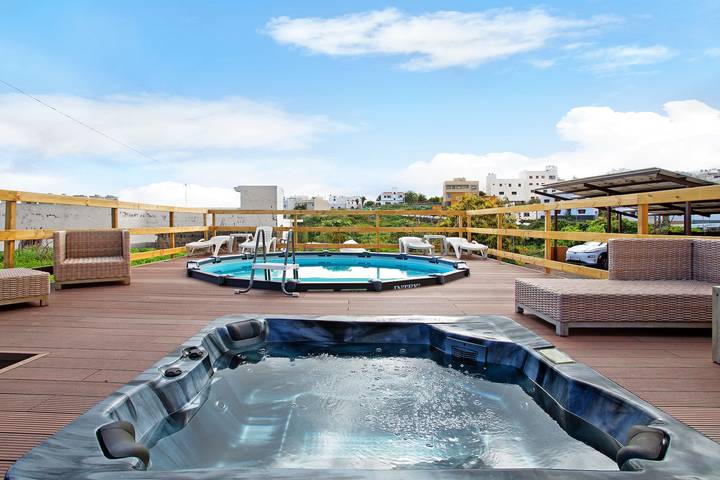 Apartamento entero, Vacaciones 'Montemar 1' con vistas al mar, piscina compartida y Wi-Fi in El Moreto, Moya