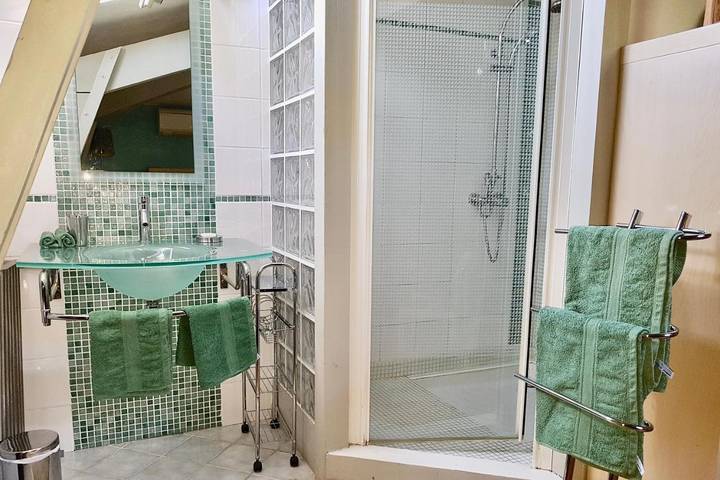 Location de vacances pour 2 personnes, avec piscine et jardin ainsi que sauna et vue à Mimet - 4