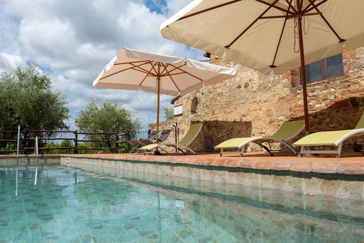 Casa rural con piscina para 2 personas, con piscina además de jardín y vistas en Toscana