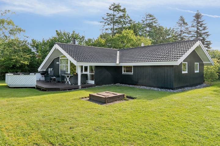 Ferieudlejning for 8 personer, med Terrasse og Have samt Sauna i Stillinge Strand