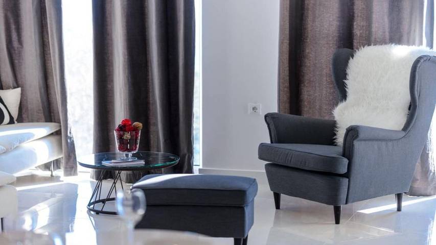 Ferieleilighet for 7 personer, med badebasseng og balkong i Mlini