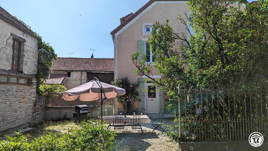 Location de vacances pour 9 personnes, avec terrasse ainsi que jacuzzi et sauna à Bouix
