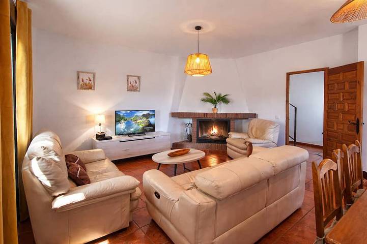 Villa Torcal 1, 8 Pers, Piscina Climatizada, WIFI, BBQ, A/C, petfriendly in Comares, Provincia de Málaga