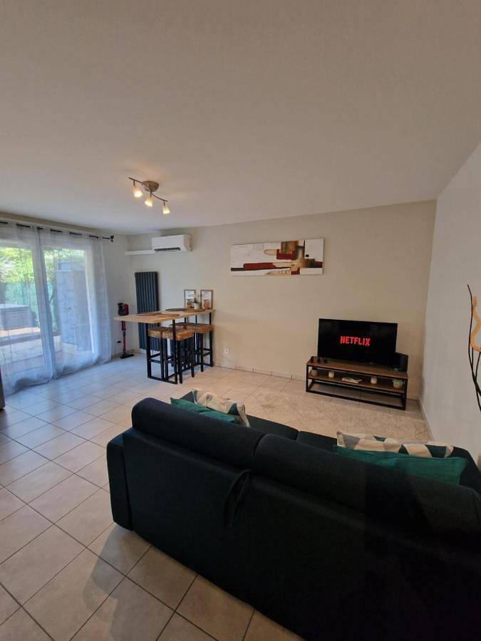 Appartement entier, Cosy Decines Groupama Stadium-Ldlc Arena Climatisé in Décines-Charpieu, Lyon et ses environs
