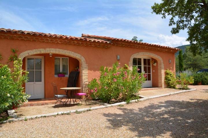 Chambre d’hôte pour 2 personnes, avec Jacuzzi et Terrasse ainsi que Jardin et Piscine