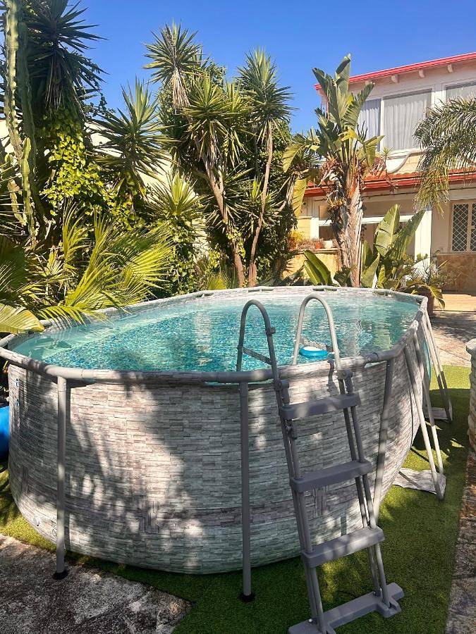 Location de vacances pour 8 personnes, avec Jacuzzi et Terrasse ainsi que Jardin et Bassin pour enfant à Torre Chianca