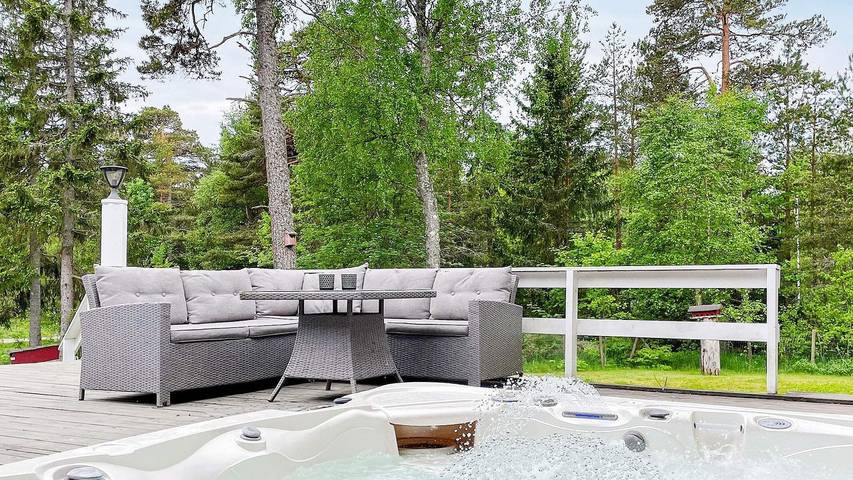 Ferienhaus für 13 Personen, mit Garten und Sauna sowie Whirlpool, mit Haustier in Väddö