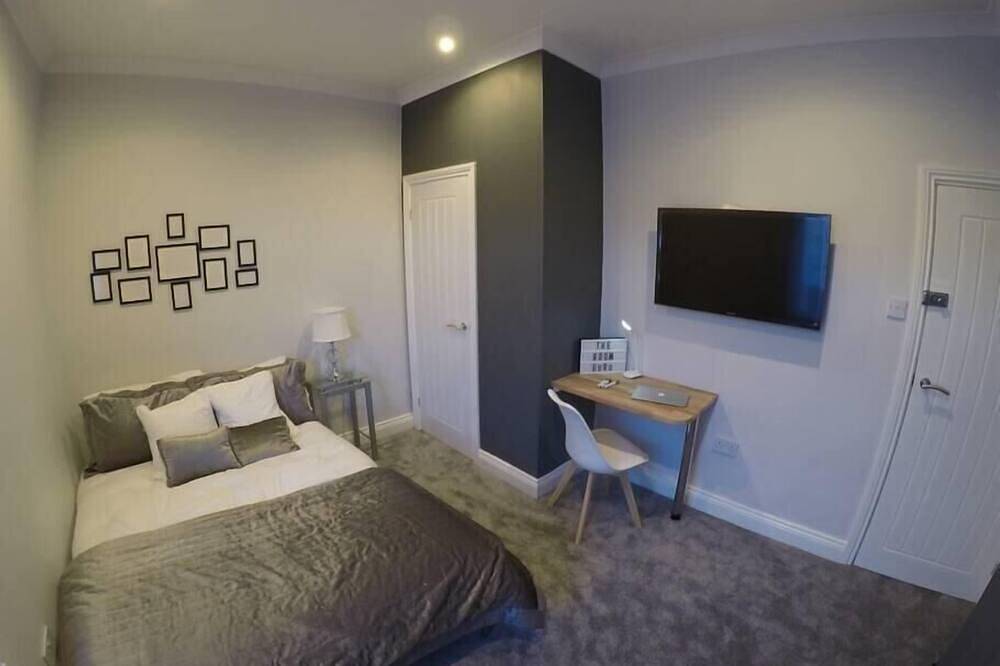 Essex House| Bedroom Tv| Fast Wifi| Workstays Uk in Middlesbrough, North East England