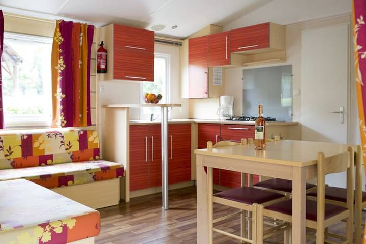 Caravane pour 4 personnes, avec terrasse ainsi que balcon/terrasse et vue sur le lac à Sampzon - 3