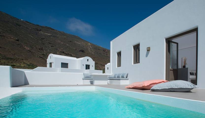 Villa for 4 people, with ocean view and garden as well as pool in Santorini