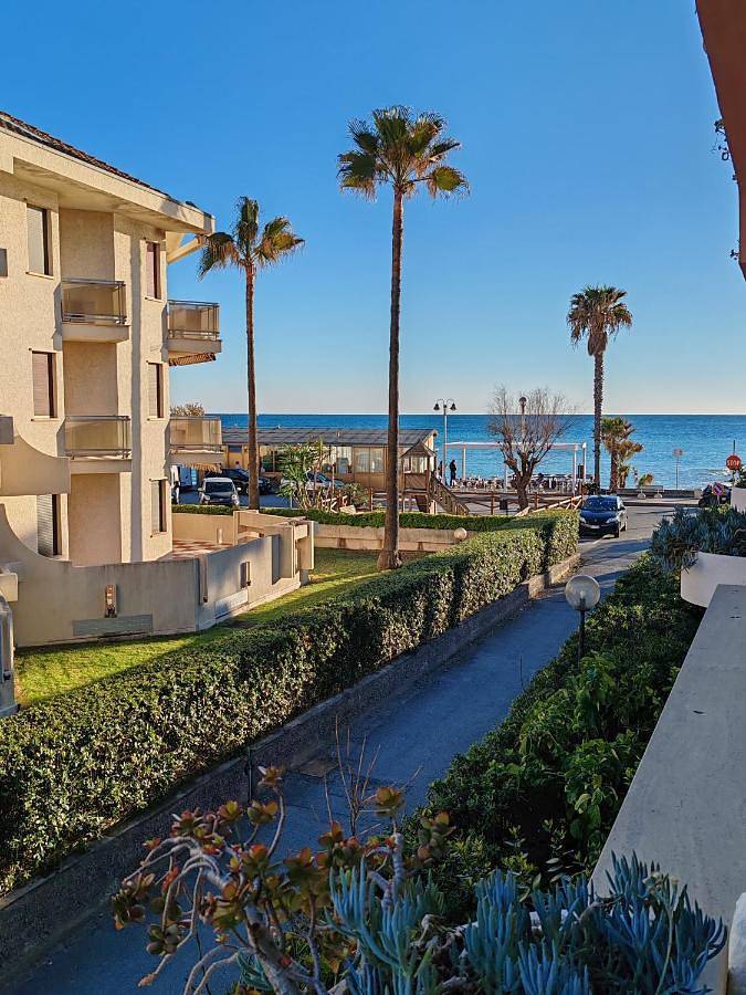 Appartamento per 2 persone, con Balcone e Terrazza nonché Piscina e Panorama a Vallecrosia