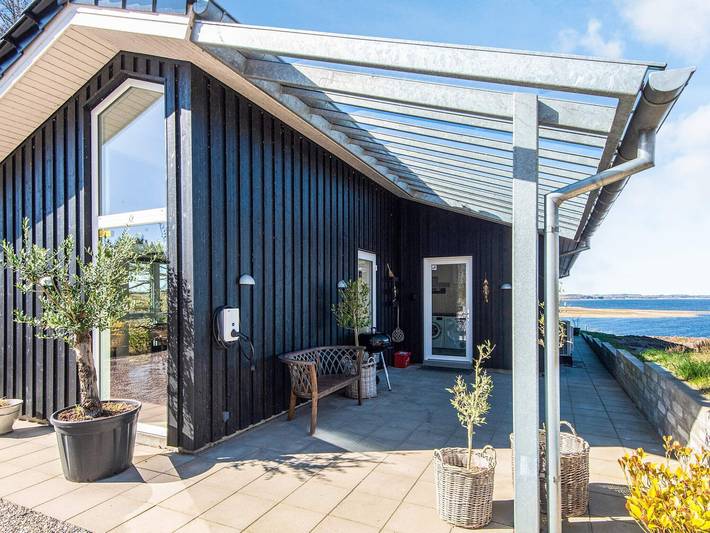 Ferieudlejning for 8 personer, med terrasse, børnevenlig i Hjarbæk