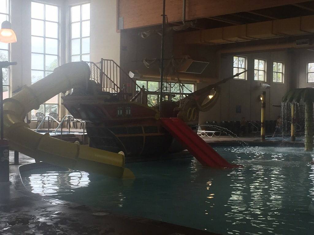 Lounge im Lake-Bridges Bay Resort mit 6 täglichen Wasserparkpässen! in Dickinson County