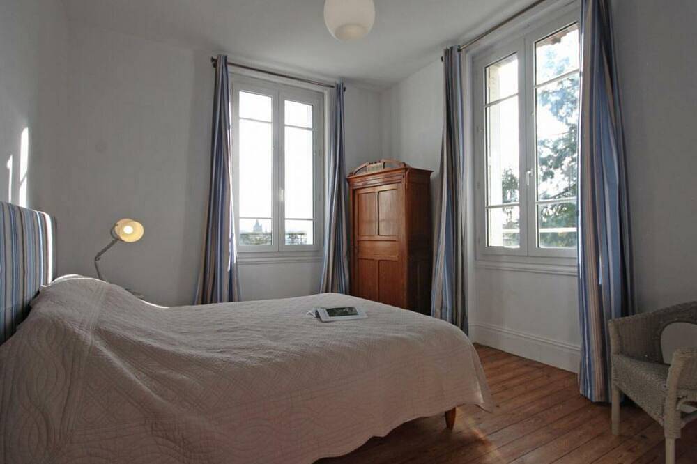 Manor house with large park, near city center, ideal for groups in L'Aigle, Orne