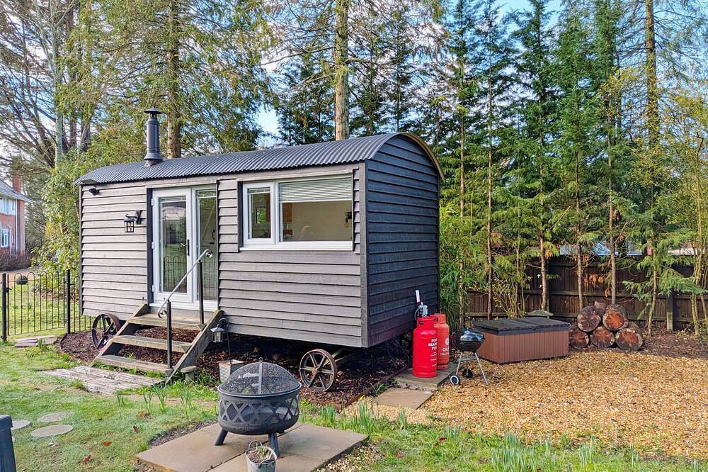 A lodge/cabin that sleeps 2 guests  in 1 bedroom - 3 nights for the price of 2 nights in July! in Ringwood, Hampshire