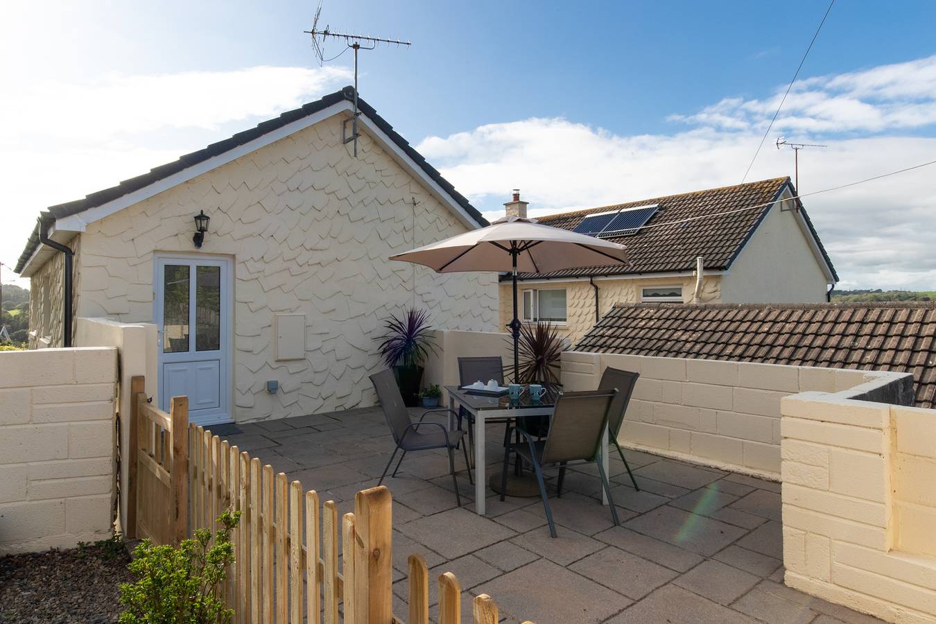 Entire apartment, St Helens Apartment 1 - Short Walk to Beach in Amroth, Pembrokeshire