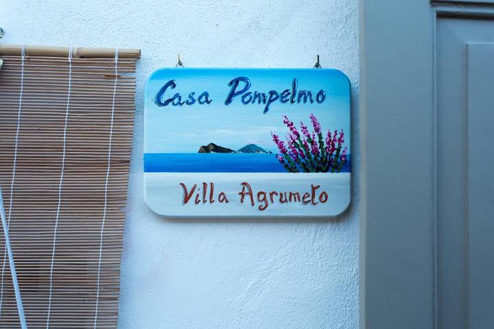 Ferienhaus für 6 Personen, mit Garten und Pool sowie Ausblick auf den Liparische Inseln