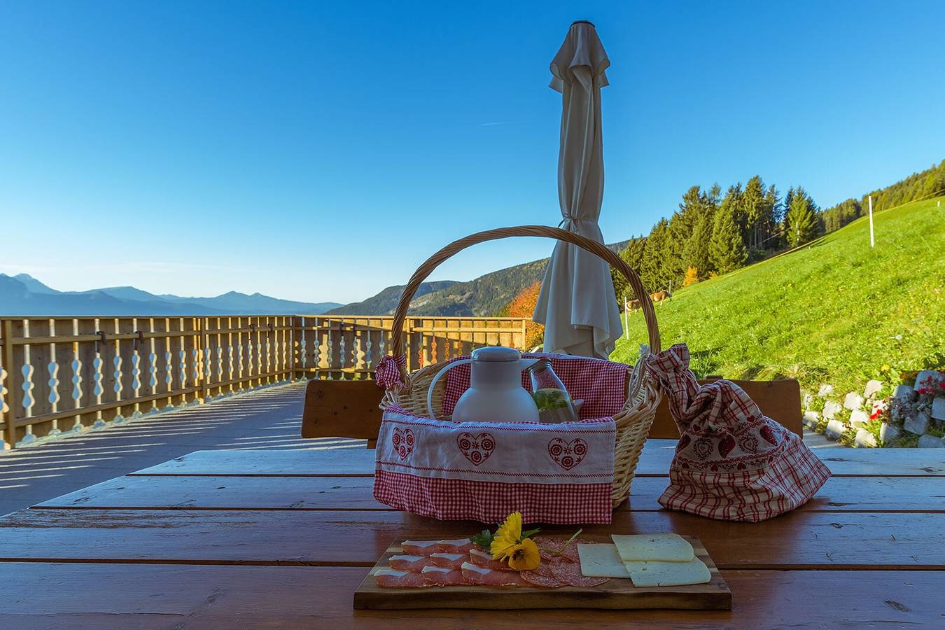Parndlehof Zimmer Engel mit Bergblick, gemeinsamer Terrasse und Wlan in Gravetsch, Villanders