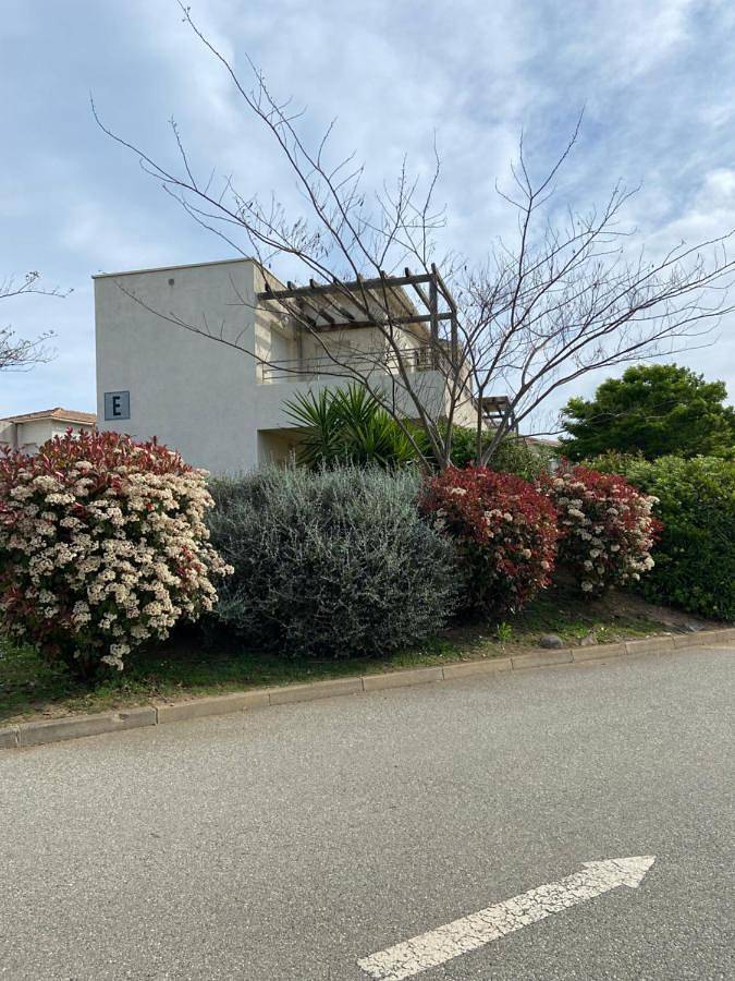 Appartement de vacances pour 6 personnes, avec jardin et bassin pour enfant ainsi que piscine et vue, animaux acceptés