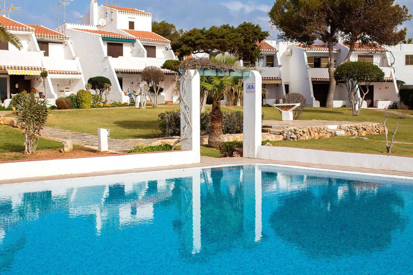 Apartamento entero, Apartamento vacacional El Faro 8 con vistas al mar, Wi-Fi, terraza y piscina compartida in Cala en Bosc, Ciudadela
