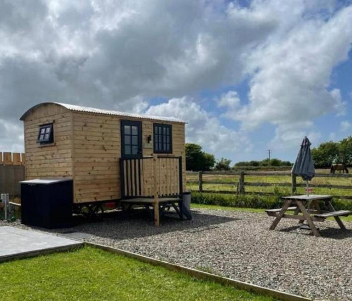 Cottage for 2 people, with Hot tub and Terrace as well as Garden and View in Cornwall