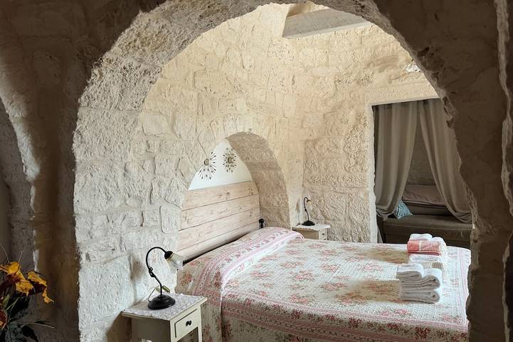 Trulli Bianchi. Caratteristico in pietra con piscina privata e vista panoramica in Comune di Alberobello, Provincia di Bari