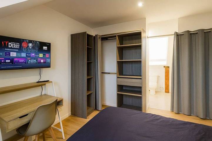 House with 9 Private Suites near Le Mans Circuit in Le Mans, Sarthe